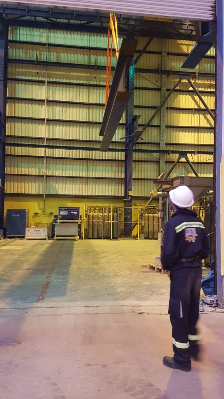 Réunion de chantier en environnement industriel