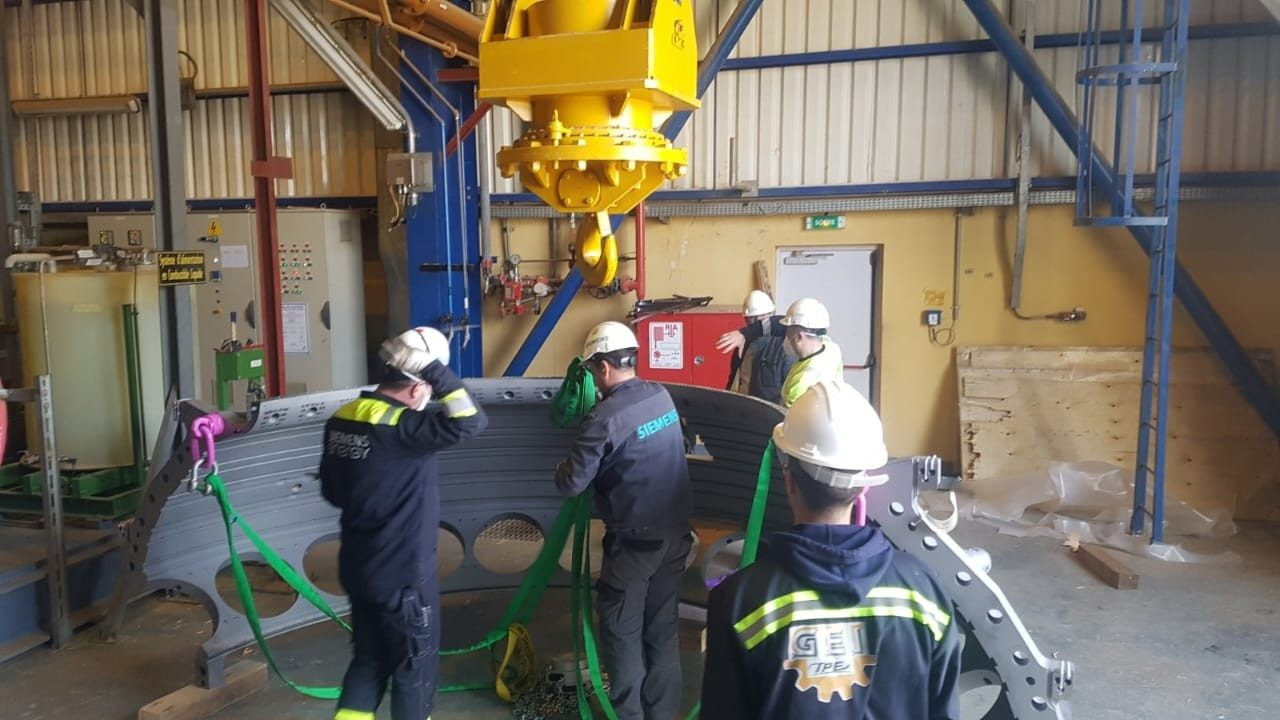 Opération de levage avec grue mobile sur site