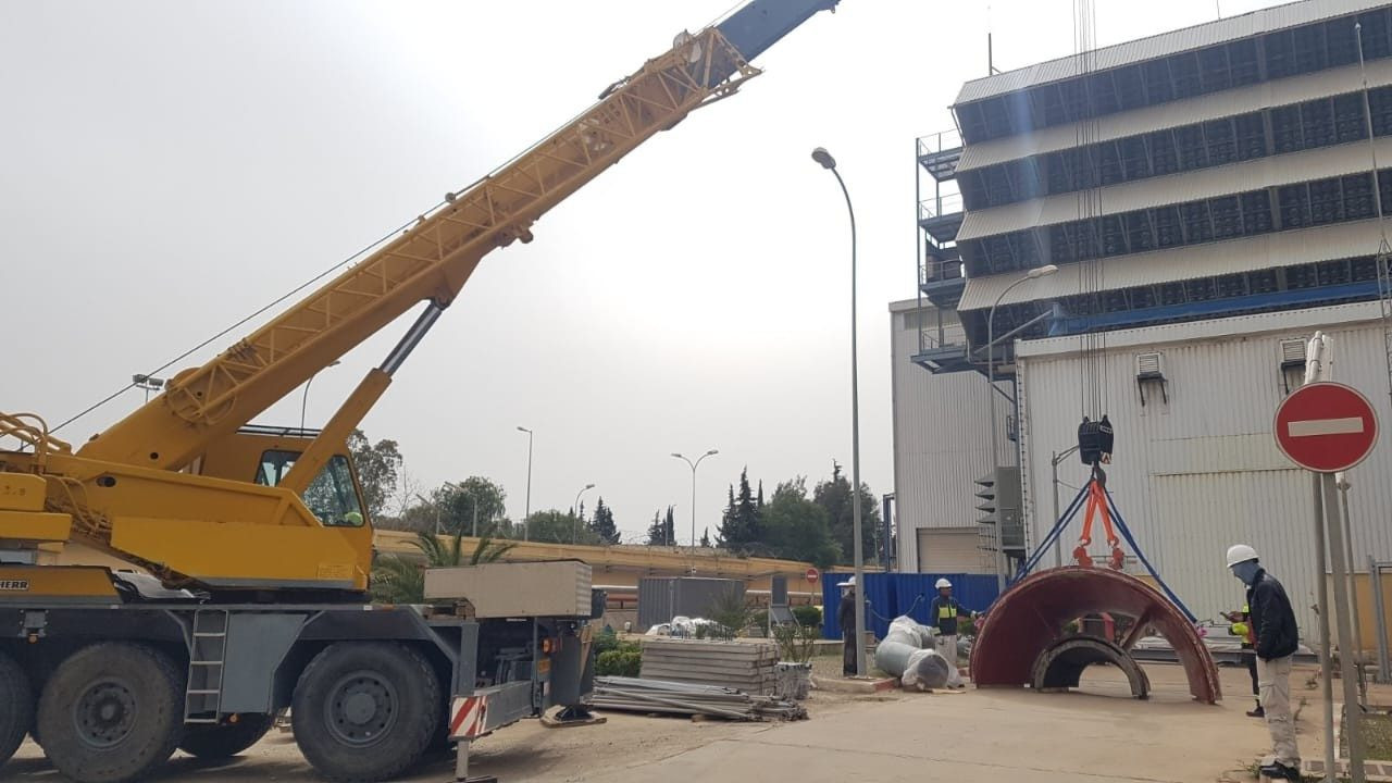 Grue mobile en intervention sur site de centrale