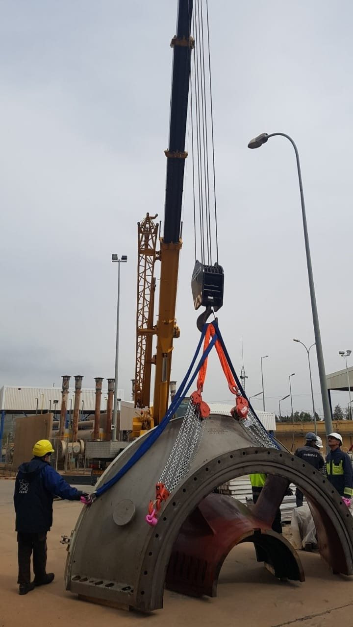 Équipe en opération de levage encadrée