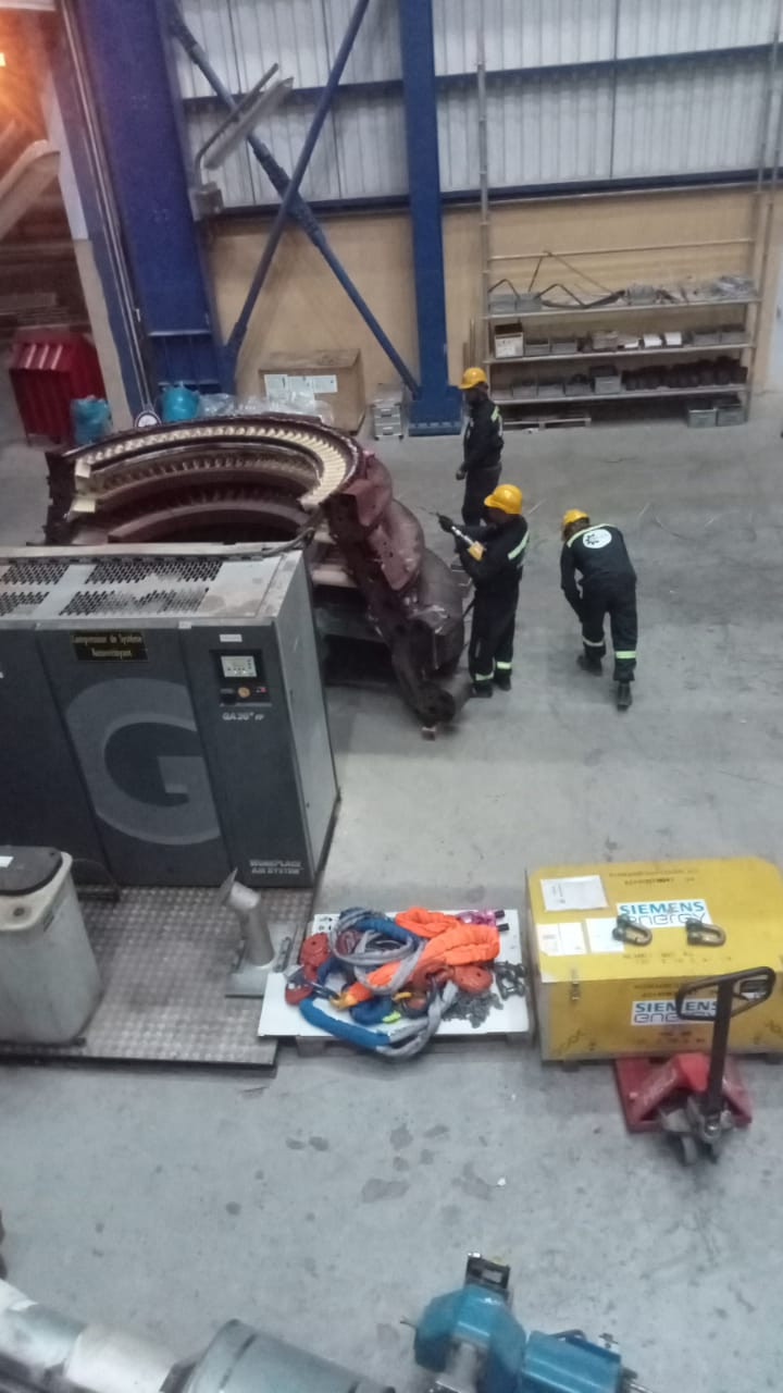 Équipe technique en intervention avec équipement Siemens Energy