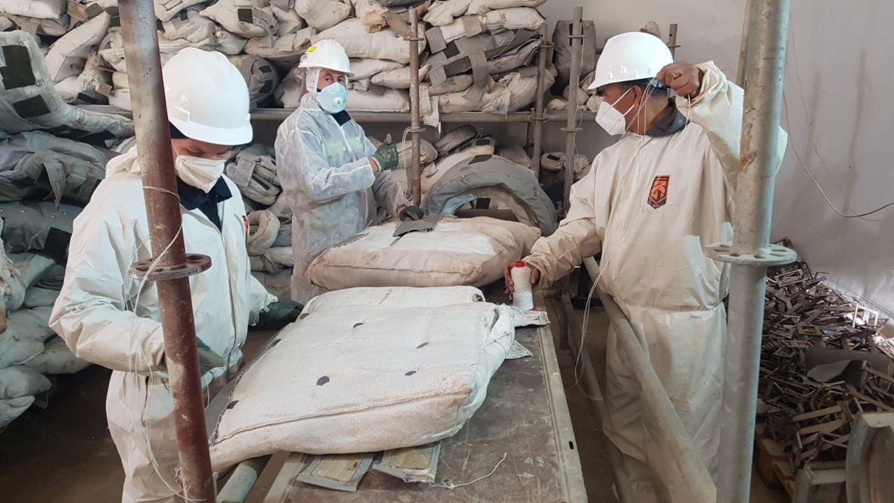 Techniciens en tenue de protection en atelier
