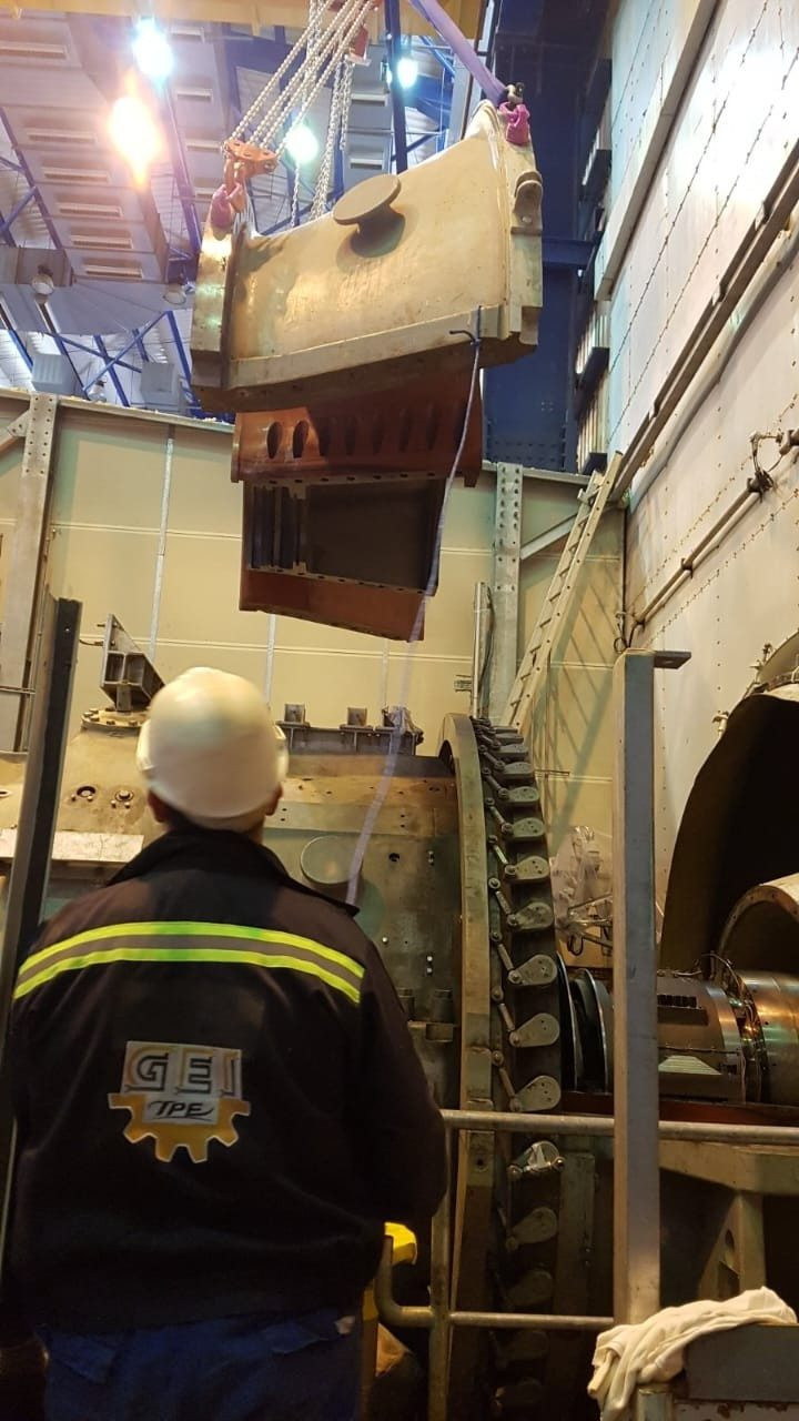 Techniciens au travail sur poste de révision